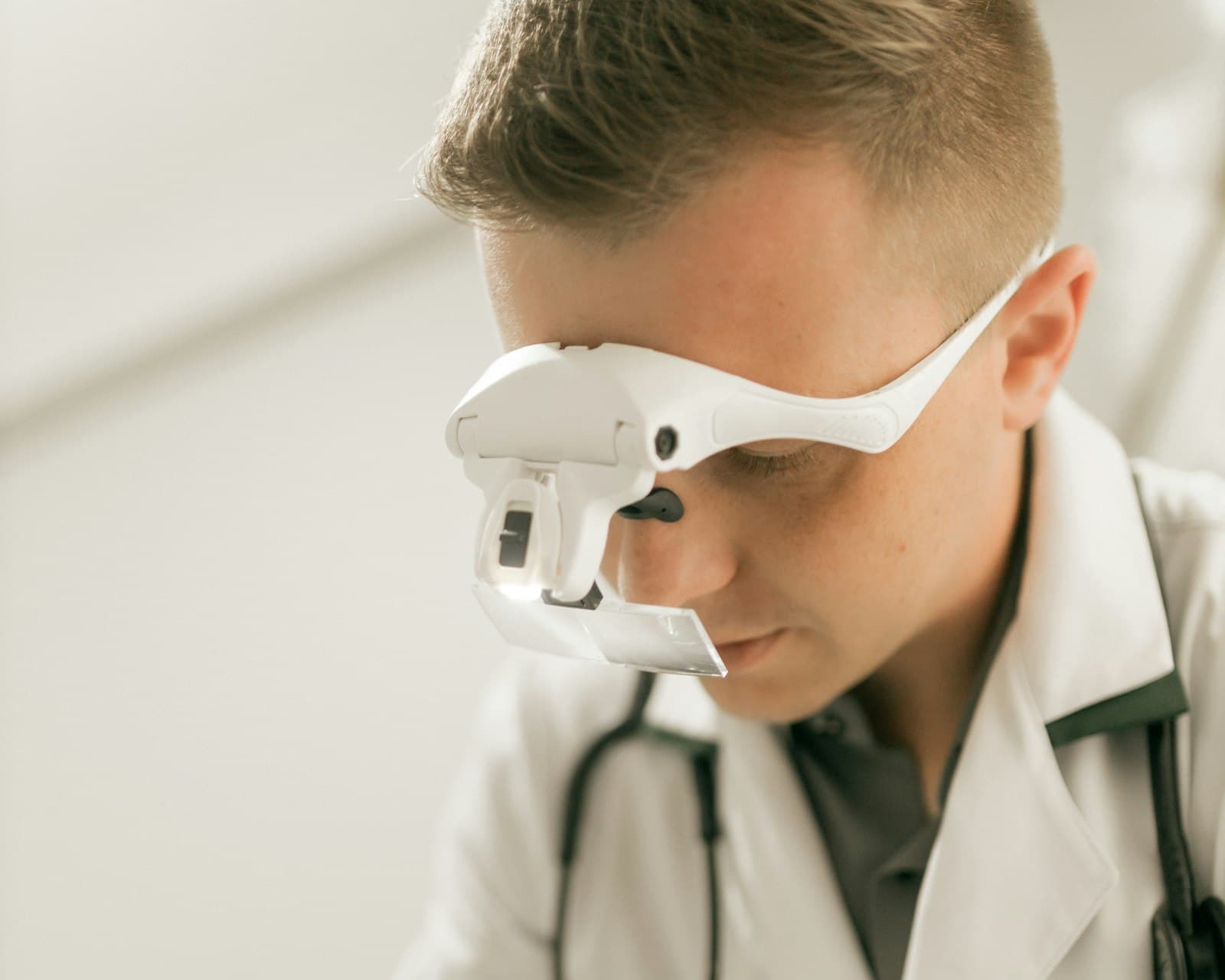 Veterinária examina um paciente com lupa na clínica